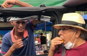 Candidatíssimo a prefeito, Amazonino come pupunha na feira: “Apenas 3 ou 4 por dia”Campanha nas ruas