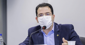 Wilker denuncia fila da morte pediátrica no Francisca MendesFalta de insumos ameaça vidas