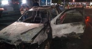 Carro pega fogo na avenida TimbirasO dono não ficou no local e sumiu antes da chegada do Bombeiros