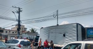 Homem fica preso às ferragens após caminhão baú colidir com ônibus