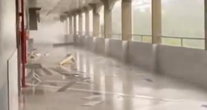 Temporal leva telhados no Parque Dez e cadeiras na Nilton LinsChuva de verão