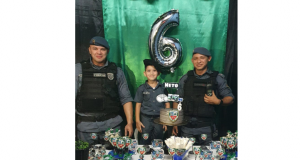 Em Manaus, Fã da PM ganha festa temática e visita surpresa de policiais no aniversárioBela iniciativa