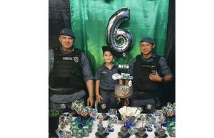 Em Manaus, Fã da PM ganha festa temática e visita surpresa de policiais no aniversárioBela iniciativa