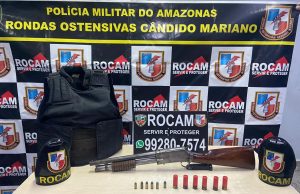 Após tentar fugir da Rocam, criminoso é preso com espingarda, granada e munições em Manaus Subiu em uma laje ao ver a chegada da polícia