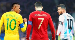 Messi, Ronaldo e Neymar, a cara da riqueza do futebolÉ muita grana