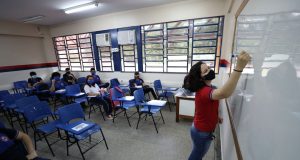 Em dez dias, 619 professores testam positivo para a Covid em ManausA pandemia está dentro das escolas