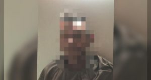 Cínico; homem tenta matar esposa a facadas e diz que ela tentou suicídio