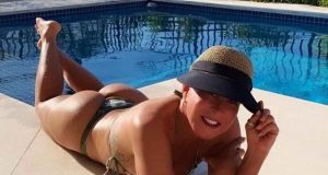 Vovó Zilu sensualiza no quarto62 anos