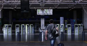 Governo libera entrada de estrangeiros em todos os aeroportos do paísEntrada por rodovias e por outros meios terrestres continua restrita