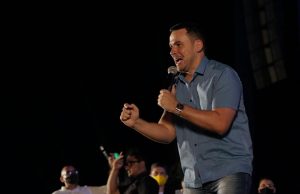 Alberto Neto oficializa candidatura e aumenta o racha na direita de ManausBriga pelo voto