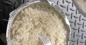 Putz! Homem pede frango à parmegiana, recebe quentinha só ‘com arroz’