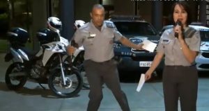 Capitão da PM viraliza dançando black music em liveUm dançarino