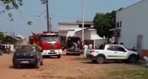 URGENTE: Explosão e vazamento de amônia intoxica 60 trabalhadores em IrandubaBombeiros no local