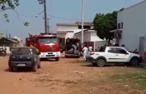 URGENTE: Explosão e vazamento de amônia intoxica 60 trabalhadores em IrandubaBombeiros no local