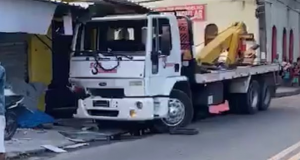 TRAGÉDIA: Carreta perde o controle e parte homem ao meio em ManausQue tristeza