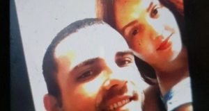 Brasileiro suspeito de matar a mulher se entrega à polícia na FrançaFranciele Alves, de 29 anos, foi morta a facadas no apartamento em que o casal morava nos arredores de Paris. Dias antes, ela chegou a publicar uma mensagem nas redes dizendo 'não se case com a morte'.