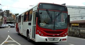 Passageiro joga celular pela janela durante assalto na linha 443Perigo
