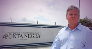Arthur posta fotos da Ponta Negra e se gaba do que fez no bairro dos granfinos