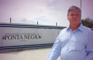 Arthur posta fotos da Ponta Negra e se gaba do que fez no bairro dos granfinos