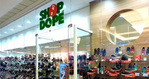 Shop do Pé investiga denúncia de descarte de sapatos em área de mataA empresa se pronunciou por meio de nota