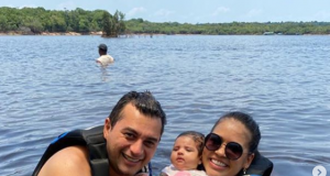 Wilson Lima “batiza” filha recém-nascida nas águas do Rio NegroMomento pai