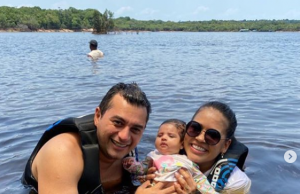 Wilson Lima “batiza” filha recém-nascida nas águas do Rio NegroMomento pai