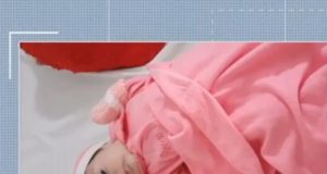 Bebê que teve couro cabeludo arrancado durante parto recebe alta depois de 43 dias internadaAgora a família está reunida em casa para acolher Natasha Vitória