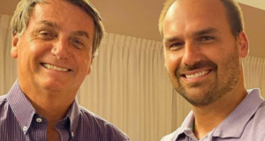 Neta recém-nascida de Bolsonaro dá língua na primeira foto com o avô