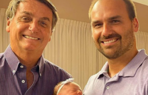 Neta recém-nascida de Bolsonaro dá língua na primeira foto com o avôDanada