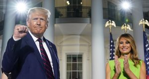 Aos 74 anos, Trump testa positivo para Covid e leva novo golpe na campanha