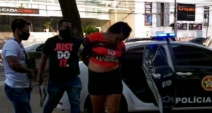 Polícia segue o líder e prende travesti que esfaqueou turistasCana nela