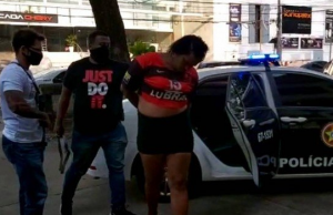 Polícia segue o líder e prende travesti que esfaqueou turistasCana nela