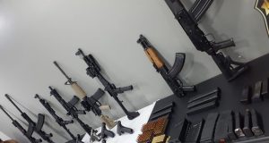 Operação ‘Mamon’ apreende maior arsenal de armas do AmazonasMetralhadoras, fuzis e pistolas