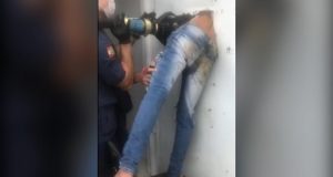 Suspeito tenta fugir da cela de delegacia e fica entalado na parede