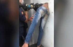 Suspeito tenta fugir da cela de delegacia e fica entalado na parede