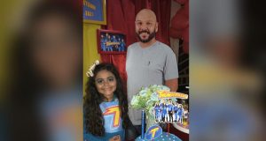 Menina que perdeu pai em acidente pede foto em tamanho real para comemorar aniversário'Sinto muita saudade'