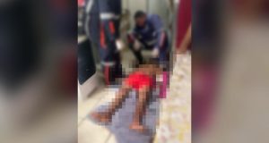 Terror na Compensa: homem é morto dentro de residência na frente de criançasCrime brutal