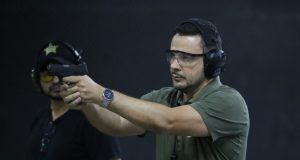 Alberto Neto saca revólver e promete criar guarda municipal armada em ManausCampanha nas ruas