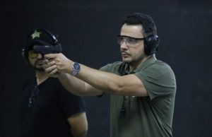 Alberto Neto saca revólver e promete criar guarda municipal armada em ManausCampanha nas ruas