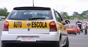 Instrutor de autoescola ejacula nas costas de aluna na aula de direção em Manaus