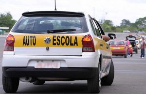 Instrutor de autoescola ejacula nas costas de aluna na aula de direção em Manaus