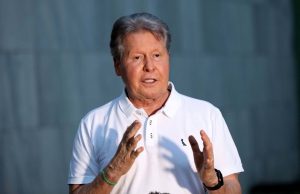 Arthur fecha cemitérios e justifica: “Dever de preservar a vida de todos”Celebração pelo Facebook