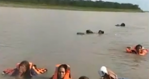 VÍDEO: Lancha naufraga no Solimões e deixa 14 vítimas à derivaPerigo nas águas