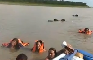 VÍDEO: Lancha naufraga no Solimões e deixa 14 vítimas à derivaPerigo nas águas