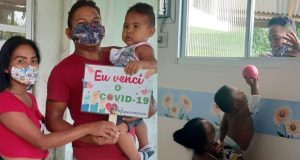 Pai e filho separados por janela de hospital, finalmente se abraçam em BarreirinhaFamília reunida