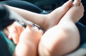 Uma criança morre e outra é internada após ficarem presas dentro de carro no calorA mãe das crianças foi presa e autuada por homicídio culposo, quando não há intenção de matar