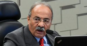 Governo exonera e STF afasta senador pego com dinheiro nas nádegasFora