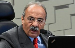 Governo exonera e STF afasta senador pego com dinheiro nas nádegasFora