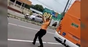Humor no trânsito: Cobrador Ring Girl do 001 faz usuários rirem após ônibus quebrar