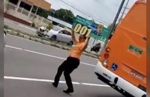Humor no trânsito: Cobrador Ring Girl do 001 faz usuários rirem após ônibus quebrar